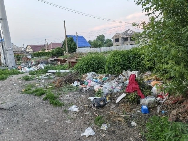 От читателя.
Центр города блестит,
"Белый дом" ведь там стоит,
А окраины кругом 
Завалилися говном. 