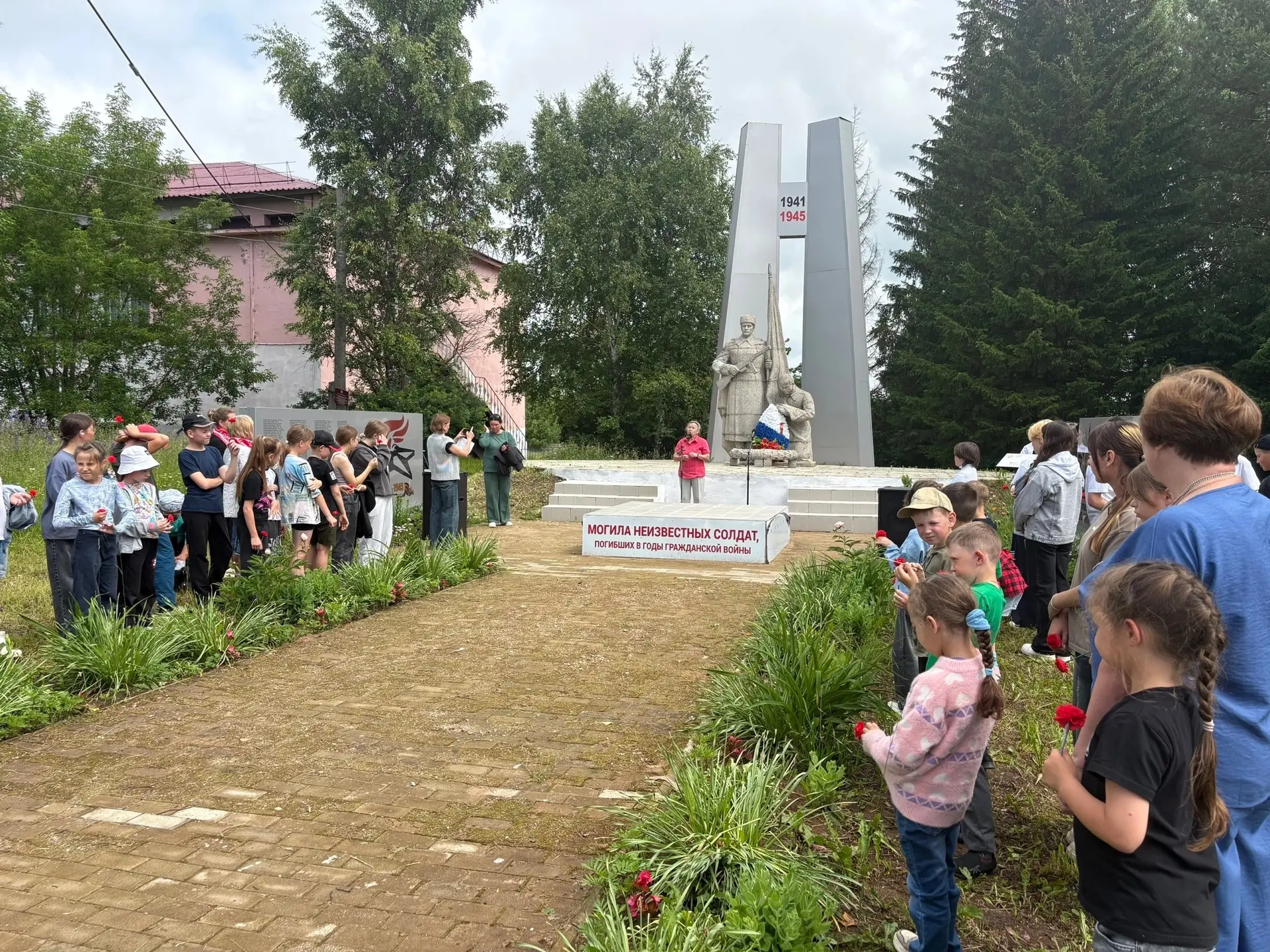 🕯️ День памяти и скорби: помним 🙏
Для ребят из летнего лагеря провели памятное мероприятие, посвящ