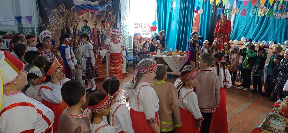 «Когда эрзя и мокша танцуют с казаками, белорусами, узбеками и русскими... или, как шко...