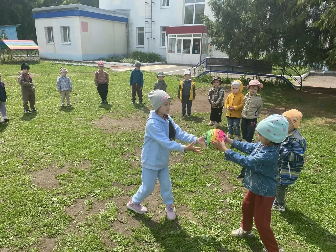 Сегодня ребята второй младшей группы приняли участие в веселой игре под названием «Съед...