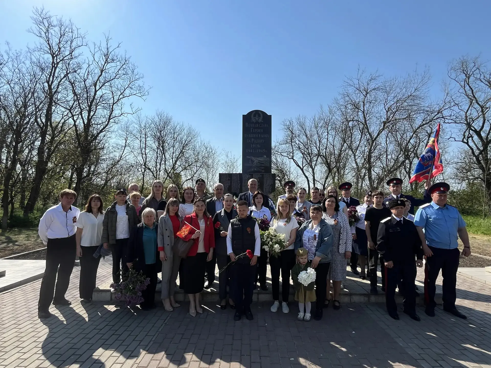 Сегодня,в День Победы,педагогический коллектив МБОУ Краснодесантской СОШ с глубоким ува...