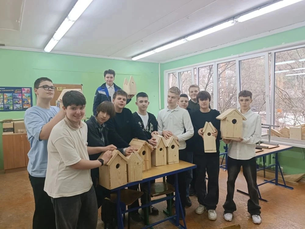 К встрече птиц готовы!  Мальчики 7В класса под руководством учителя труда Родионовой Н.В. изготовили