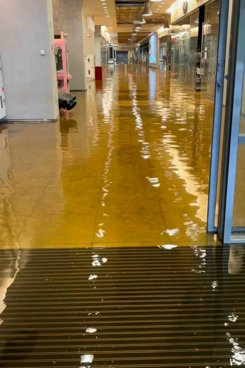 📍Вот так выглядел первый этаж в ТЦ Спешилов пару дней назад, когда после сильного ливн...