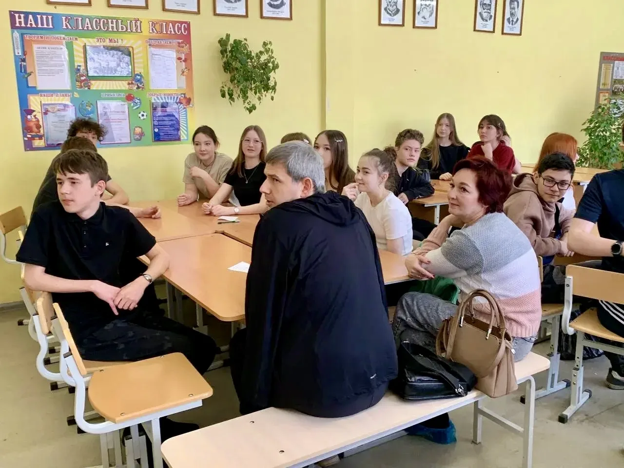 🎉 День семьи в нашей школе: тепло, творчество и единство! 🎉  В минувшую субботу в школе прошло долго