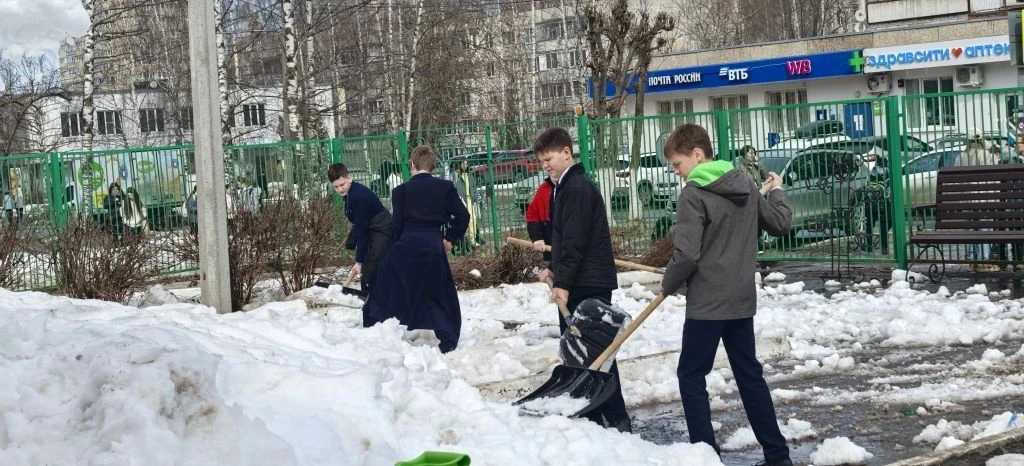 🌱В школе проходят субботники!  Такие мероприятия нужны, чтобы привести территорию в порядок после зи