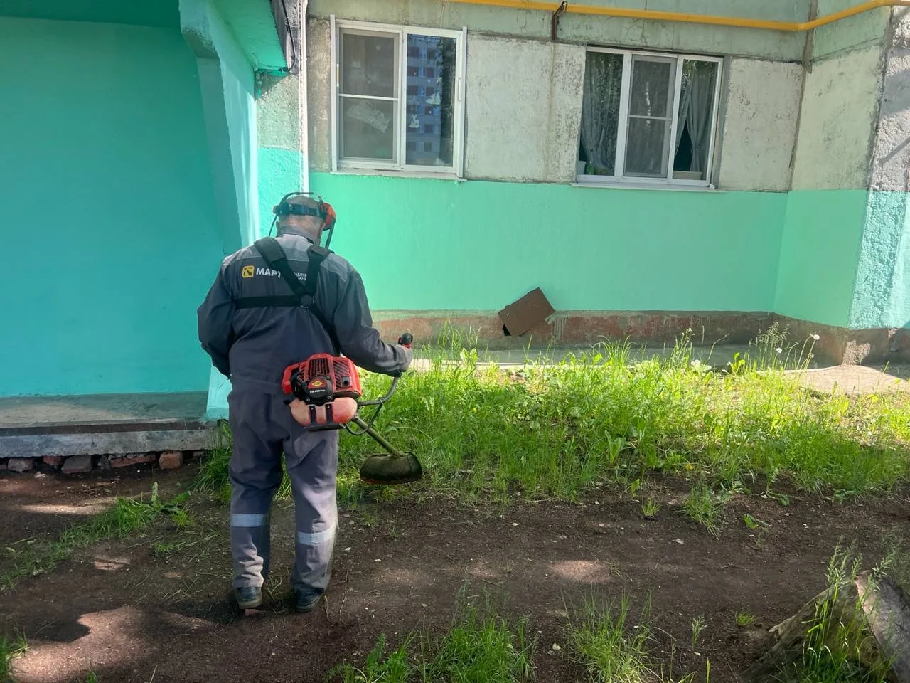 Эстетика летних работ🌱

 Одна из самых частных летних работ - покос травы, так как растёт она быстр