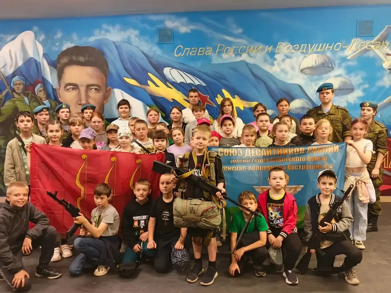 🪂🇷🇺Военно- патриотический спортивный клуб Маргелов - это центр патриотического воспитания.
🌞Ребя