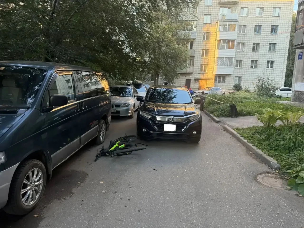 Автомобиль сбил мальчика за рулем велосипеда в Новосибирске