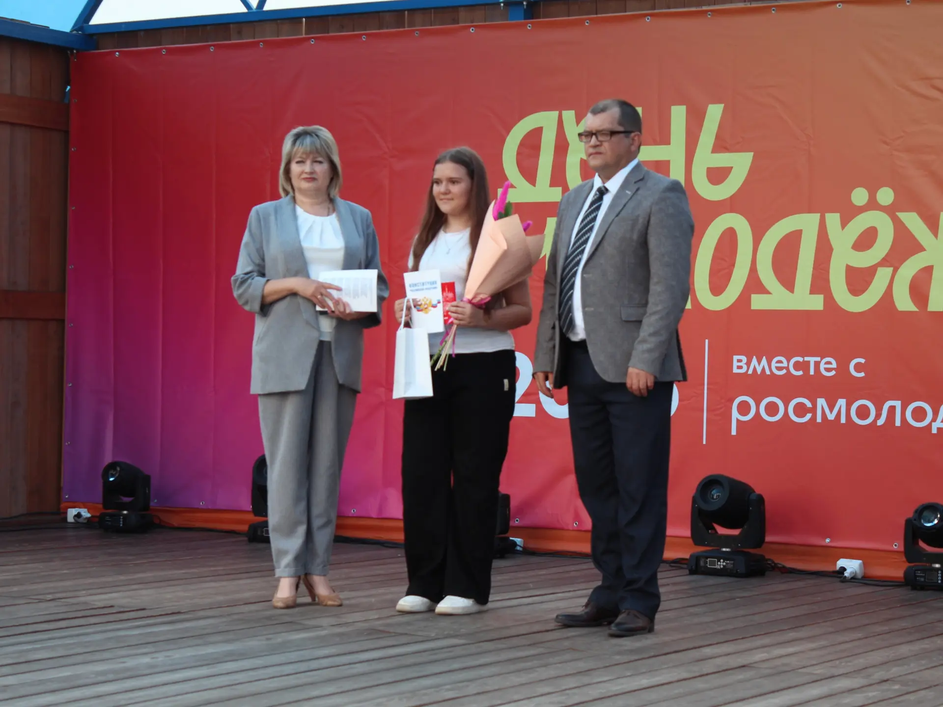 День молодёжи 27 июня прошёл по-настоящему ярко. Сначала торжественная часть: вручили б...