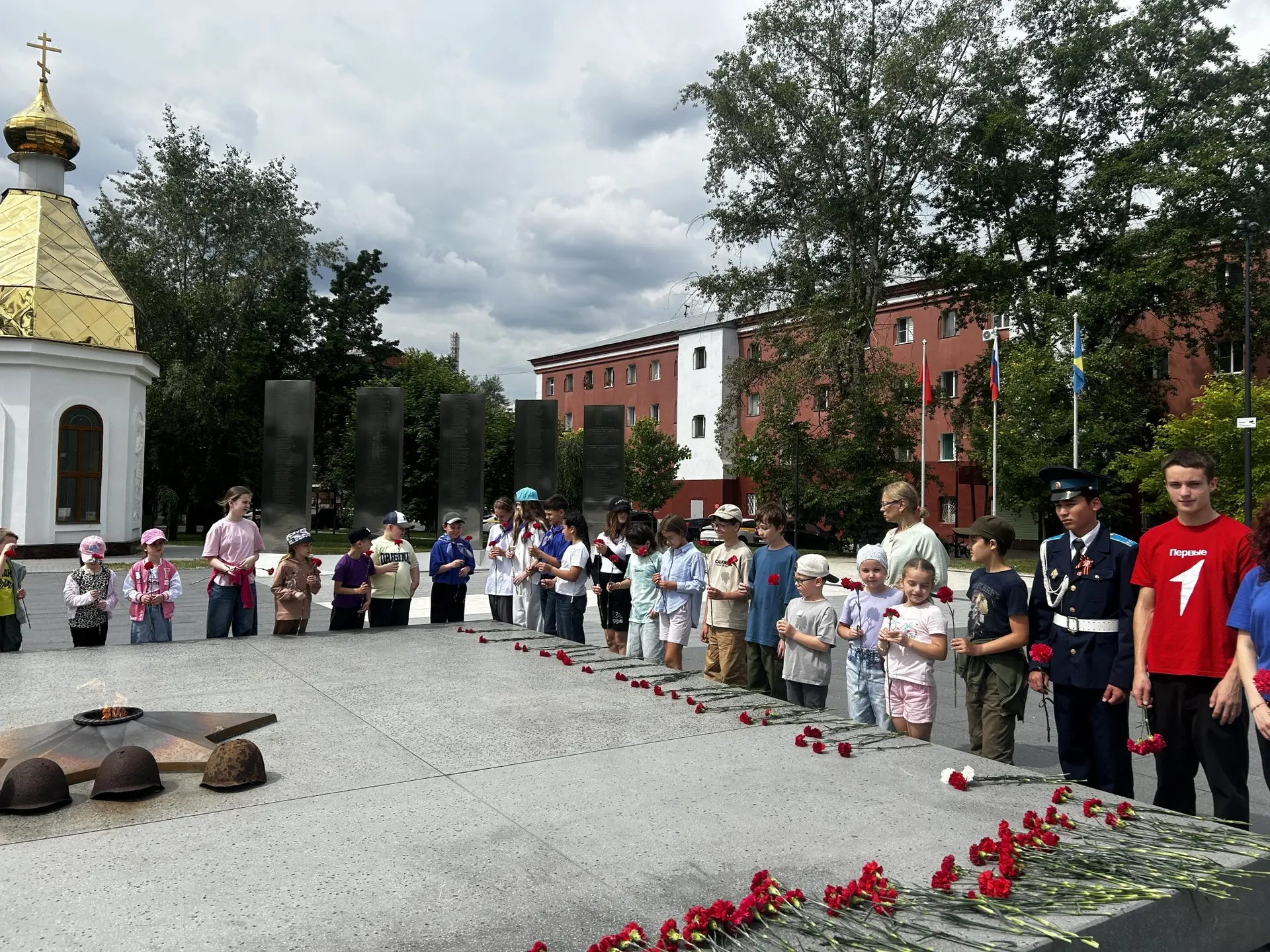 Вечный огонь — вечная память 

Сегодня наши ребята побывали у Мемориала славы в Реутове. Они возложи