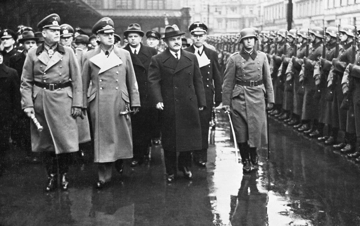Как Гитлер с Молотовым Британскую империю делили. Фото, которое не показывали в СССР
Фотография, на 