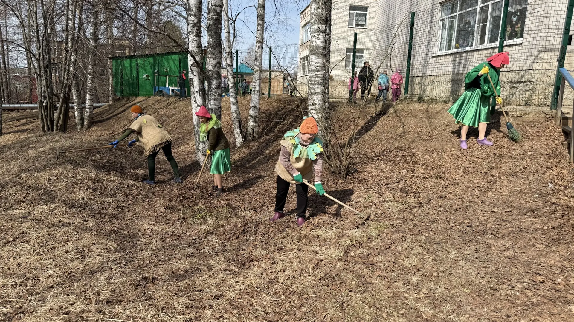 🌿 Наши Эколята вышли на субботник! Чистота начинается с нас 💚