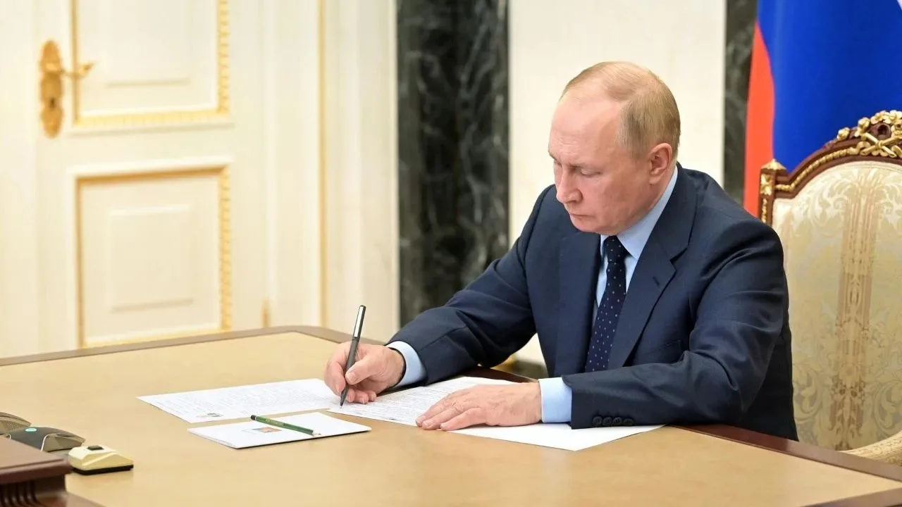 Владимир Путин подписал указ о единых базовых мерах поддержки для участников СВО.