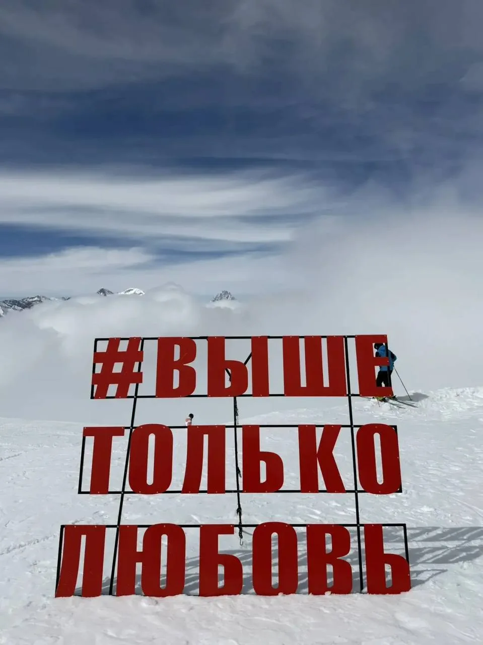 Студентки МГУ имени А.И. Куинджи посетили Домбай в рамках профсоюзной поездки  Обучающиеся специальн