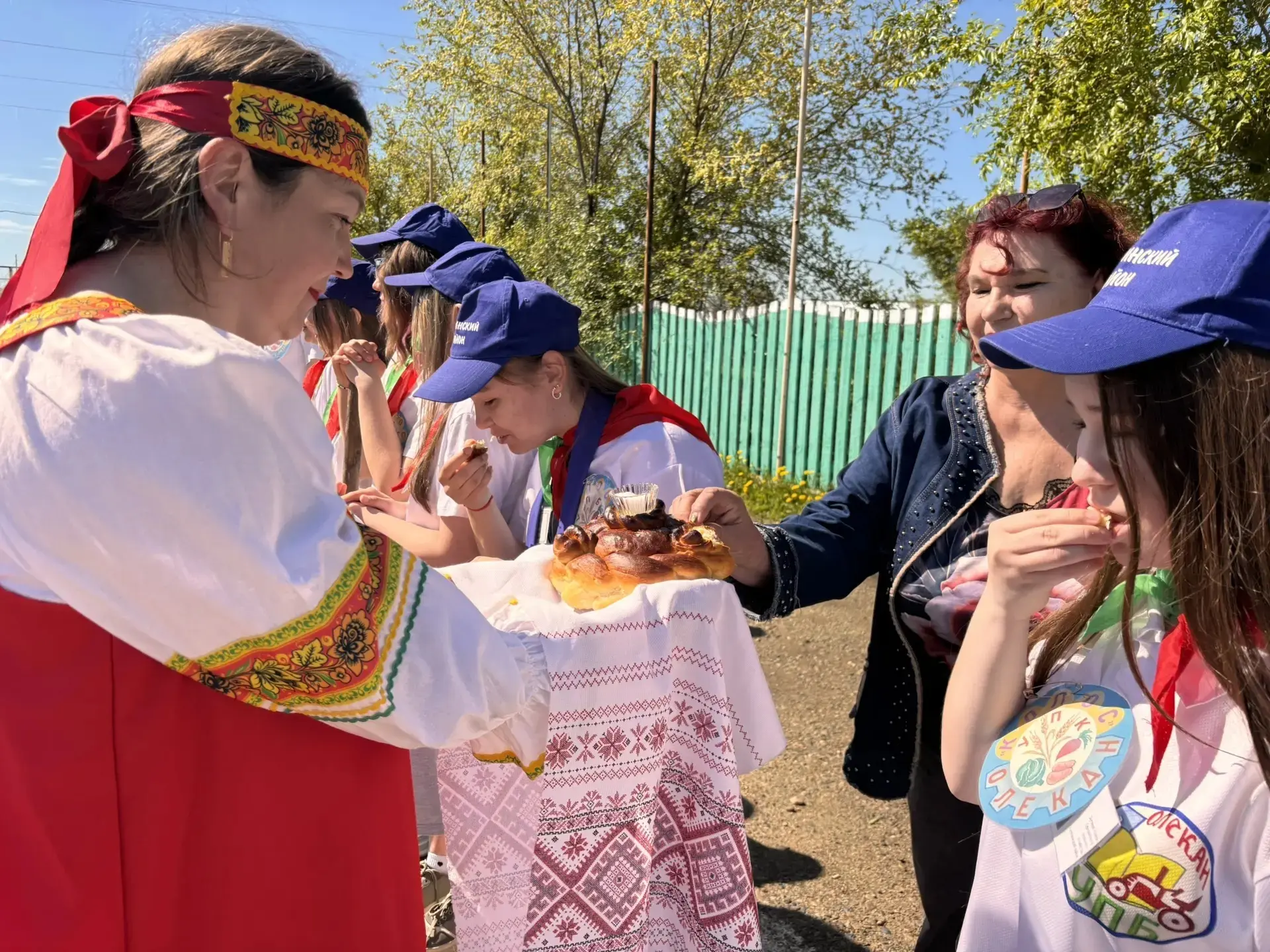 Сегодня, 10 июня, в с. Зюльзя проходит районный слёт ученических производственных бригад.