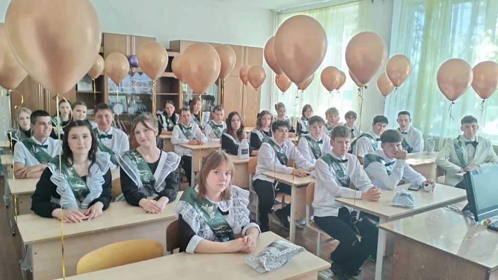 🔔Ну вот и настал этот волнующий момент — для наших девятиклассников прозвучал последний звонок!
✨В 