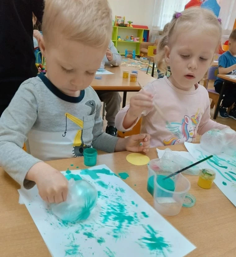 🎨 «Цвета лета» — волшебное рисование! ☀️

Наши самые маленькие творцы устроили настоящий красочный 
