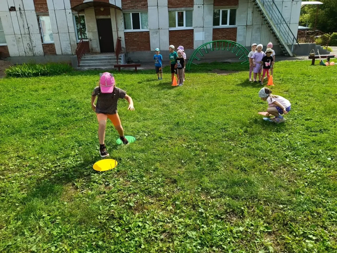 В старшей группе №9 "Радуга"  прошло развлечение "День весёлых эстафет". Две команды со...