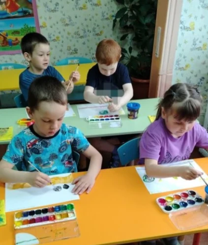 Весна — это яркое тёплое солнышко, ручьи, первые цветы и первые долгожданные тёплые весенние деньки.