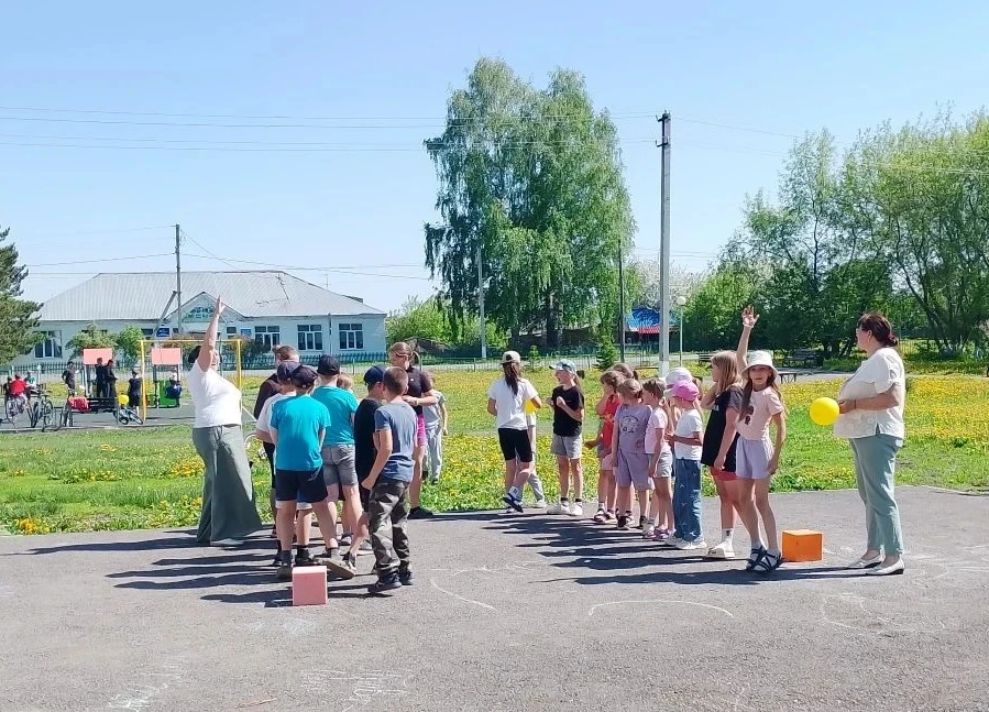 Сегодня, в День защиты детей, школа искусств № 40 в Шишино организовала для детей игров...