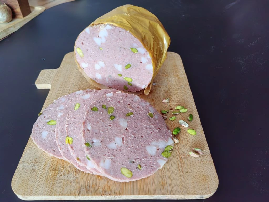 Мортаделла. 
Интересный вкус.
Недоработки внешности буду исправлять.
