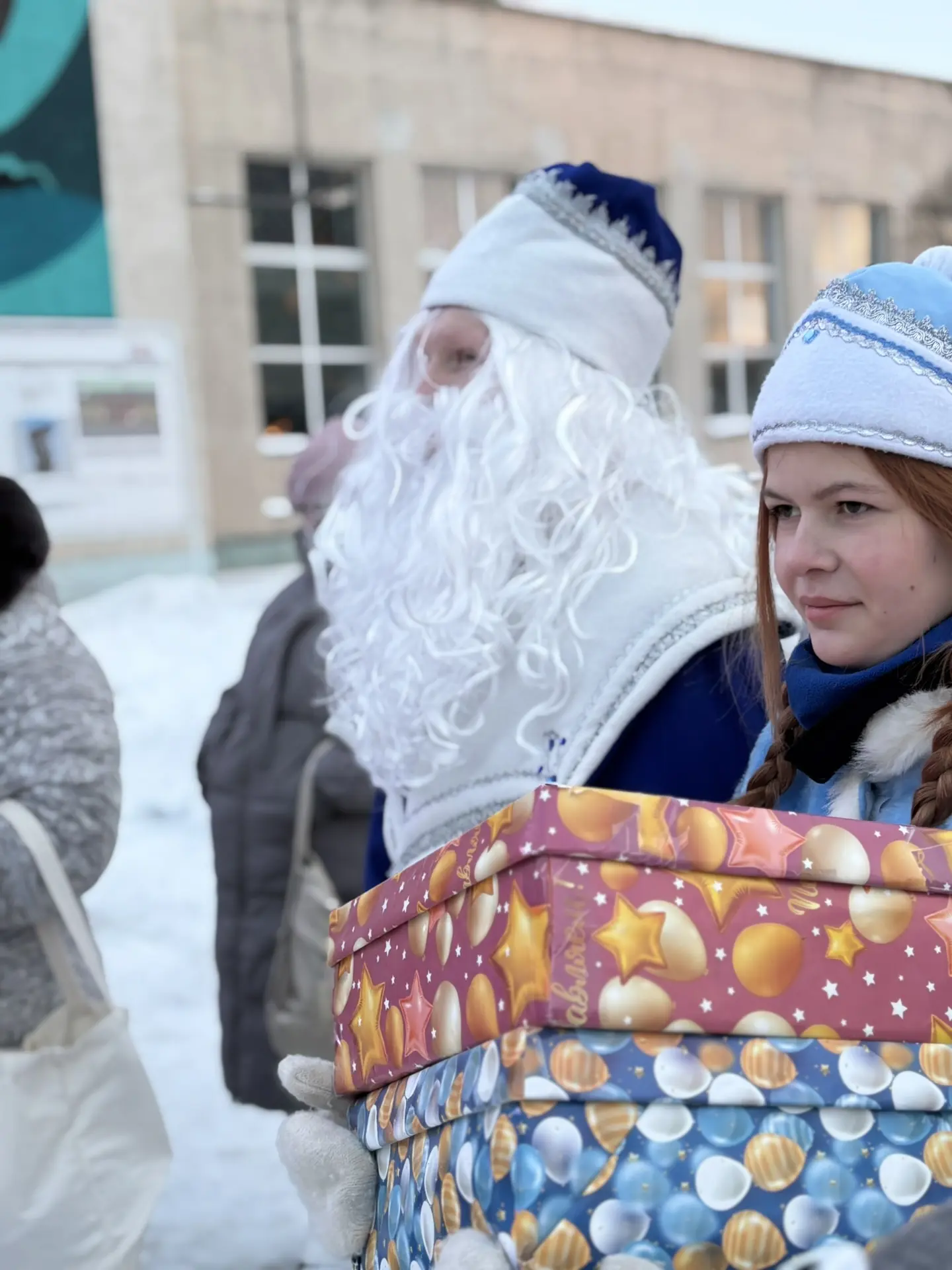 🎉✨ Новогодние мероприятия в Еткульской школе: Новый год шагает по планете 🎭🌟  На прошлой неделе в Ет