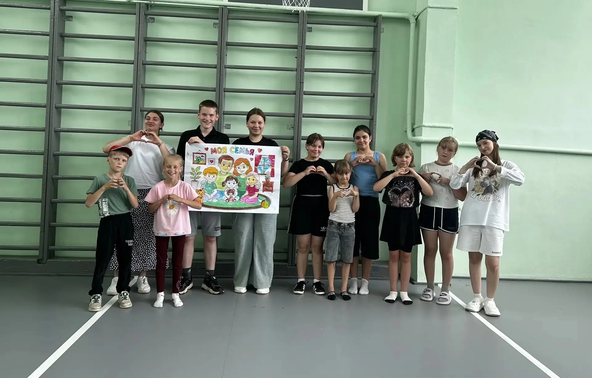 Третий день пришкольного лагеря "Костёр" был посвящен Дню семьи, любви и верности. Это добрый и свет