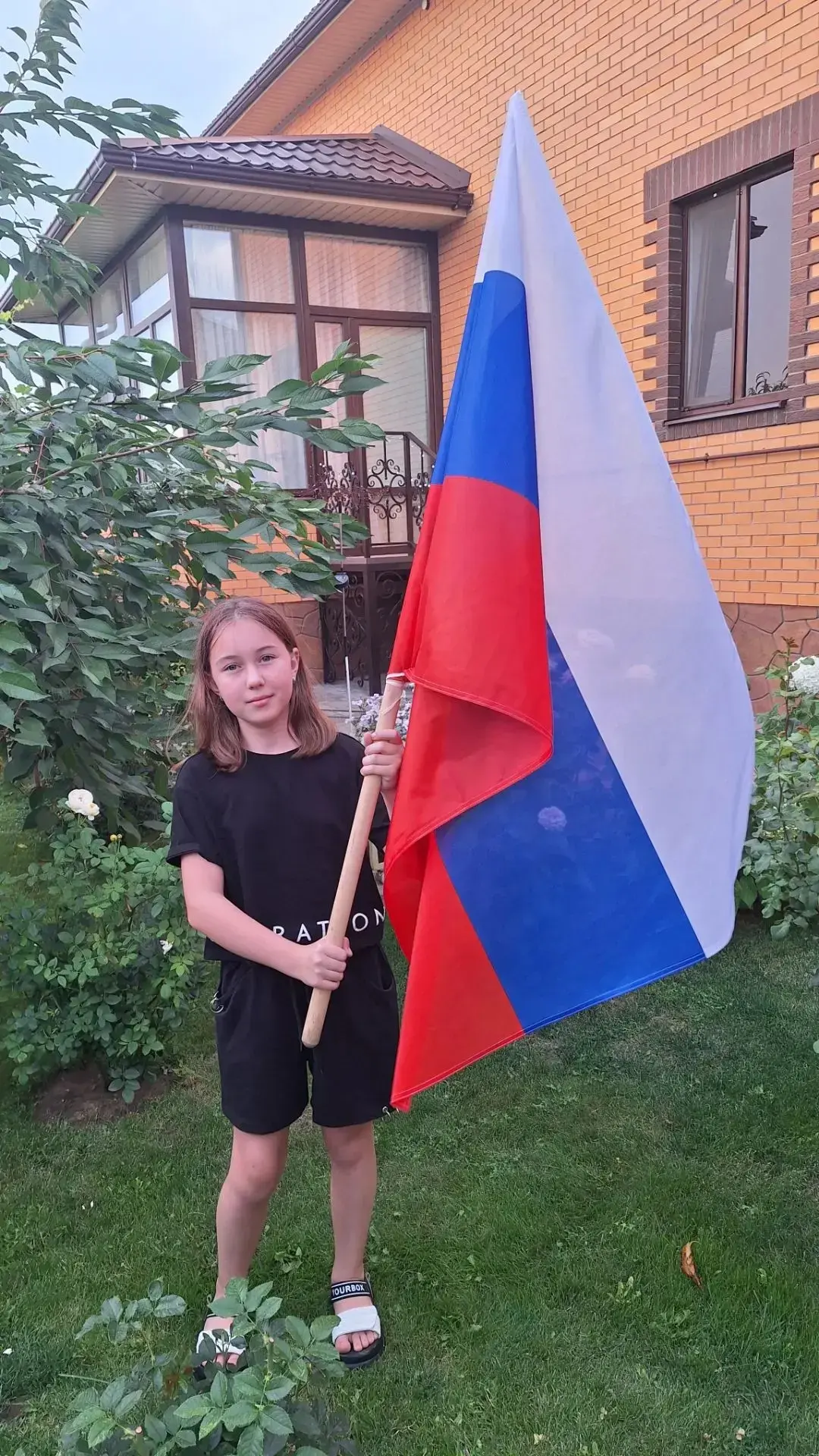 Ученица 6а класса Клёсова Кира присоединилась  к акции " Мой флаг - моя Россия".