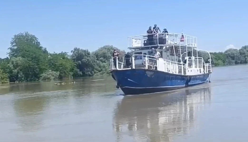 На Кубани изъяли незаконно катавший пассажиров корабль

В районе речного вокзала на реке Протока в С
