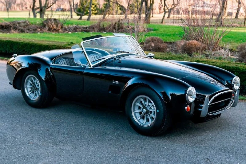 Аукционный дом Mecum выставит на торги редкий родстер Shelby 427 Cobra 1966 года с черн...