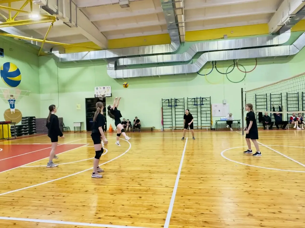 Соревнования «Серебряный мяч» продолжаются: наши девушки в борьбе! 🏐  17 февраля на базе МАОУ Гимназ