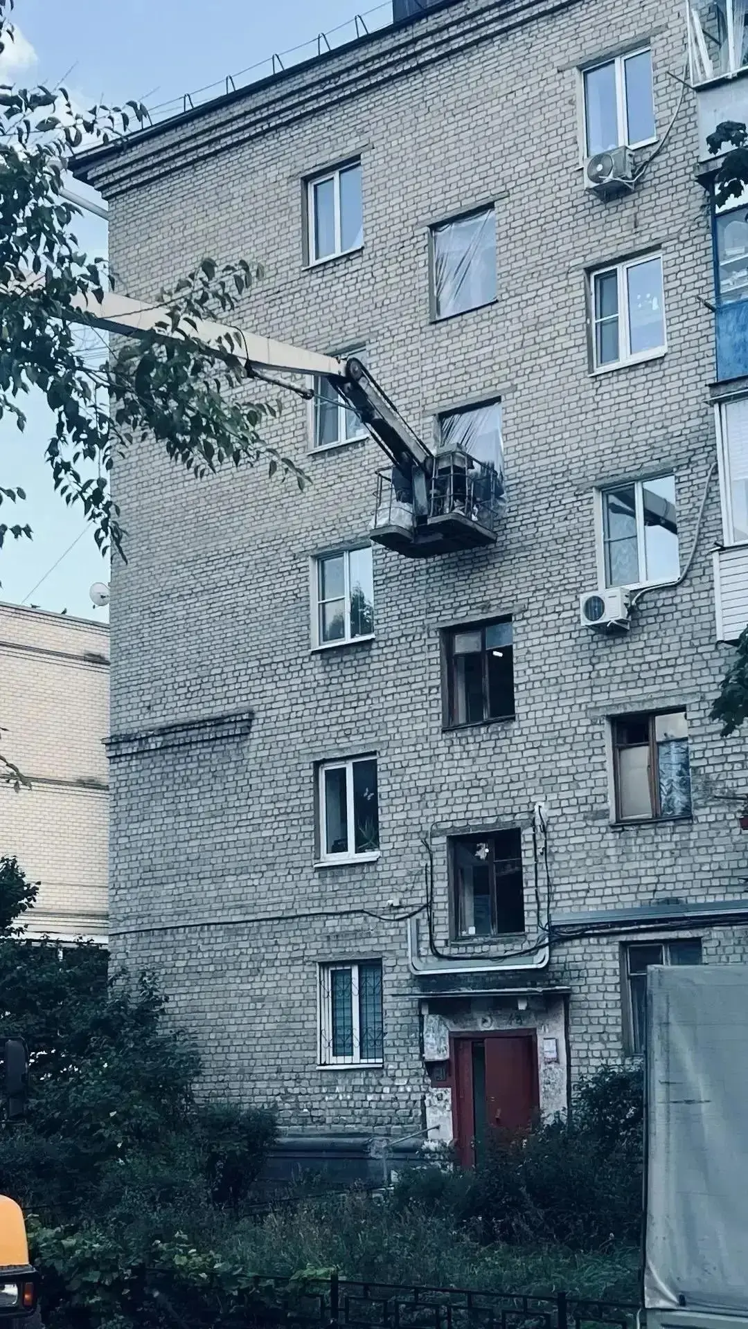 Мэр города поделился кадрами с работ над устранением последствий атаки БПЛА.
