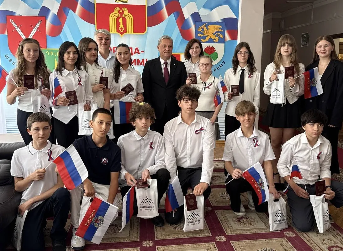 Сегодня, в преддверии Дня Государственного флага Российской Федерации, вручил первые па...