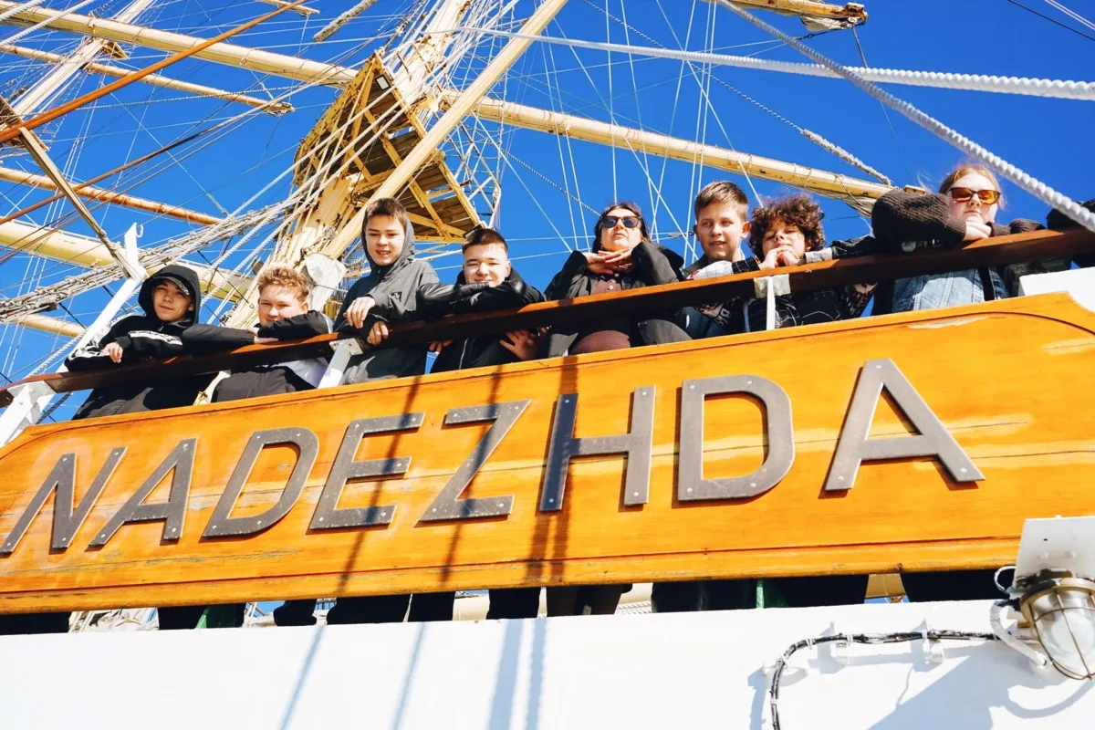 ⛵️ Более 3,6 тыс. человек посетили научно-популярную программу на борту парусника «Наде...
