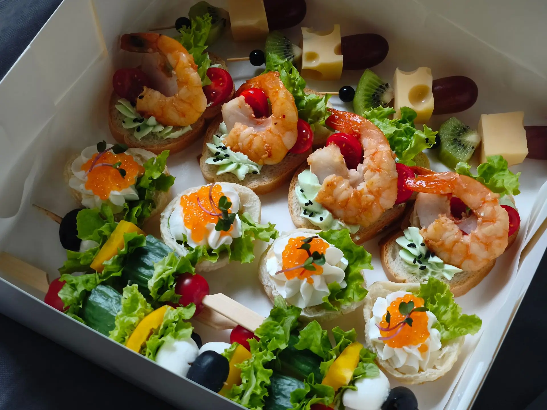 ВСЕГДА В НАЛИЧИИ фуршетные наборы на любой вкус, а также сэндвичи, бургеры и осетинские...