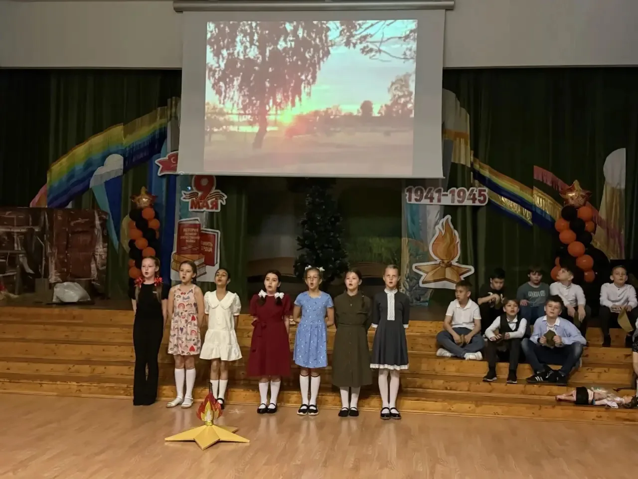 🎖 Концерт: 81 год Великой Победе  🎬 Живые кадры истории В стенах нашей школы прошёл особенный концер
