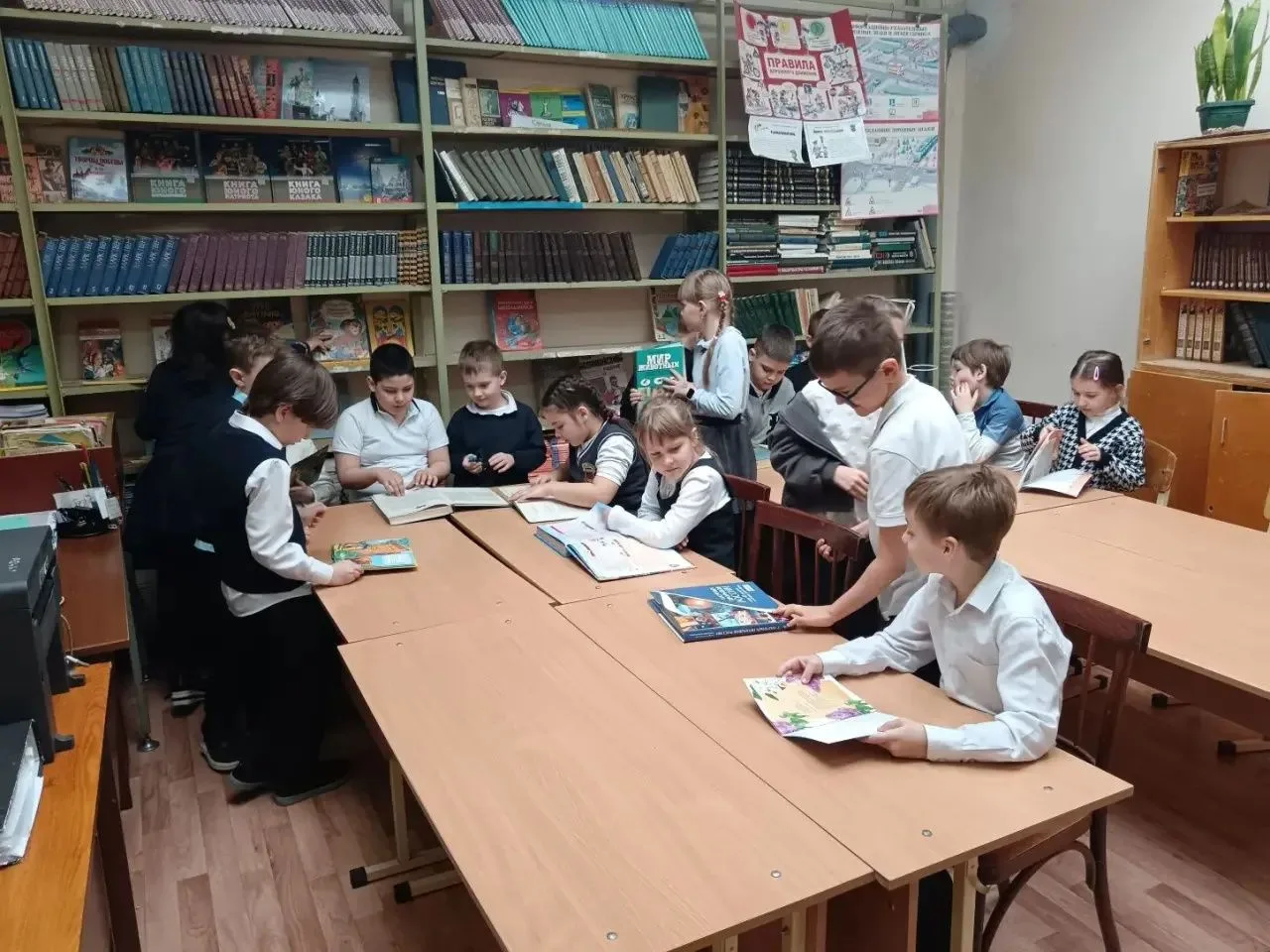 📖 В гостях у музы: 1В в школьной библиотеке Наши первоклассники отправились в удивительное путешеств