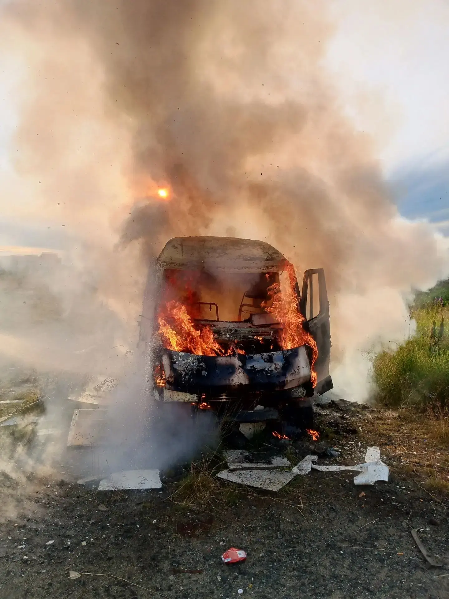 🔥В Заполярном вспыхнул микроавтобус Mercedes.

Причина пожара и ущерб от него устанавливаются

👉 М