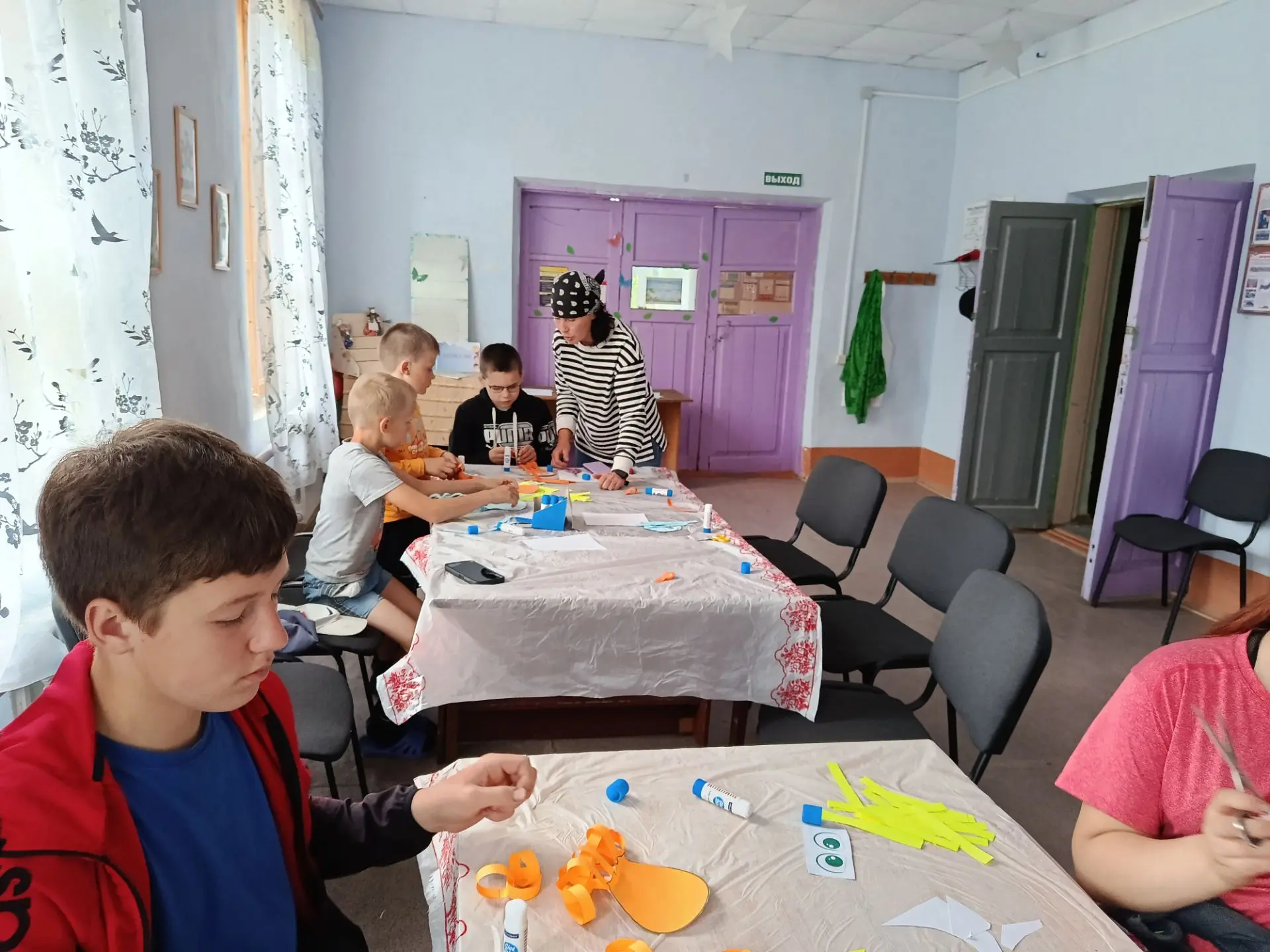 День, полный открытий и творчества с ребятами из лагеря «Солнышко»! ✨

Начали с просмотра киноурока 