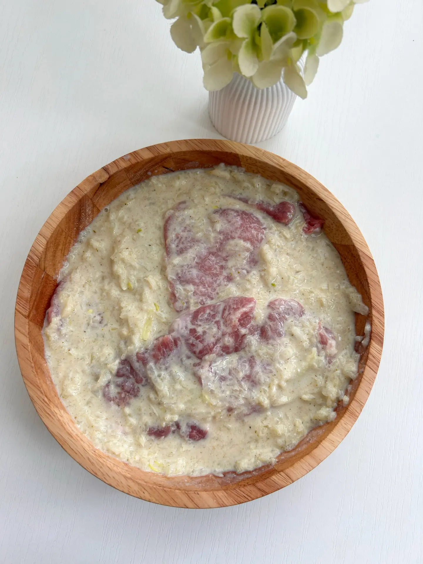 Поставила мариновать мясо  Часа 4 будет мариноваться  Таким маринадом еще не делилась. Не успела)) в