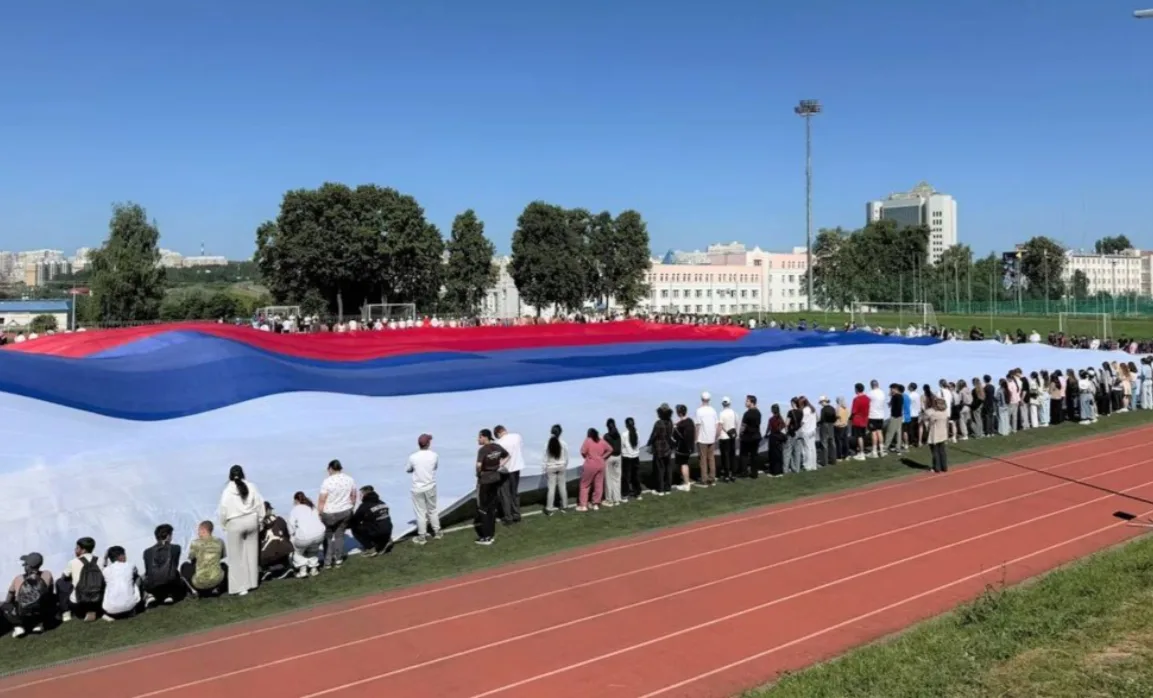 В Чебоксарах развернули флаг России площадью 3750 кв.м

В День России в Чебоксарах на стадионе «Энер