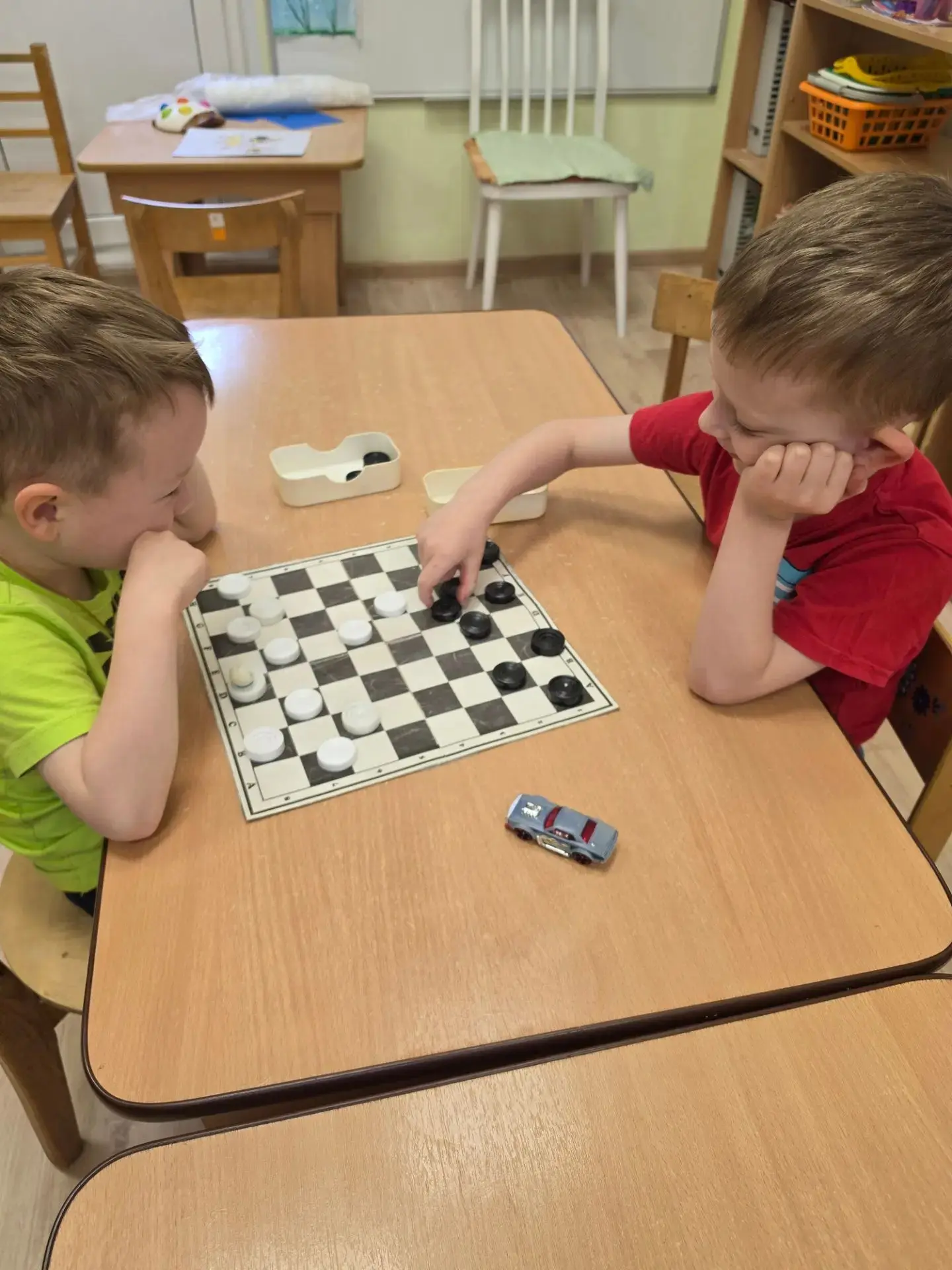 Маленькие умнички! 🎉

Наши детки научились играть в шашки! 🎲

Казалось бы, просто игра, а сколько 