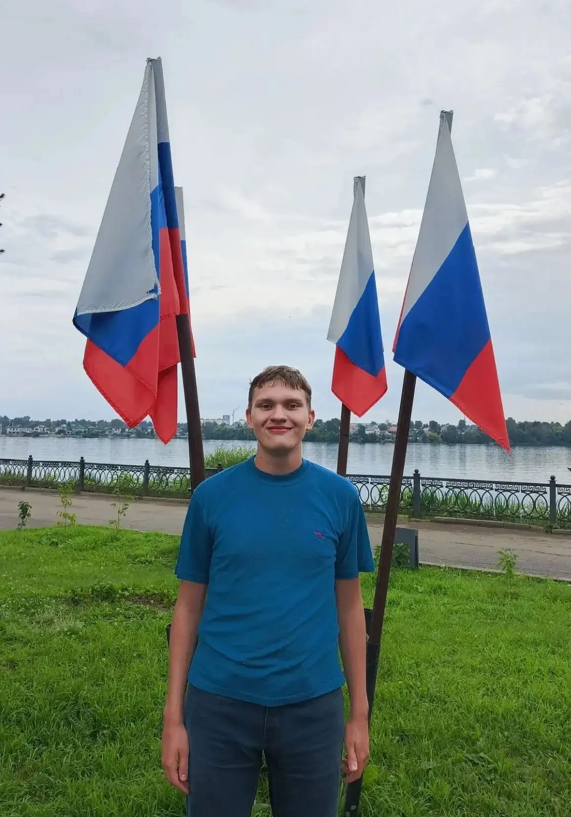 Шадрин Георгий, ученик 9 «Б» класса, участвует во всероссийской акции «Поднять флаг»
