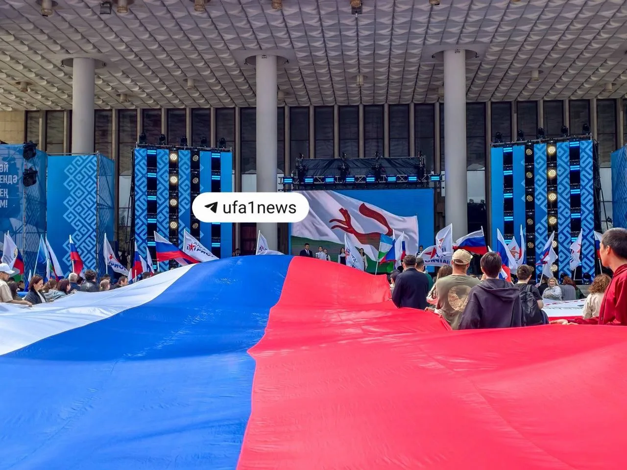 Сколько флагов насчитали на фото? 

Ответ: @ufa1news сам не знает, сбились 😁