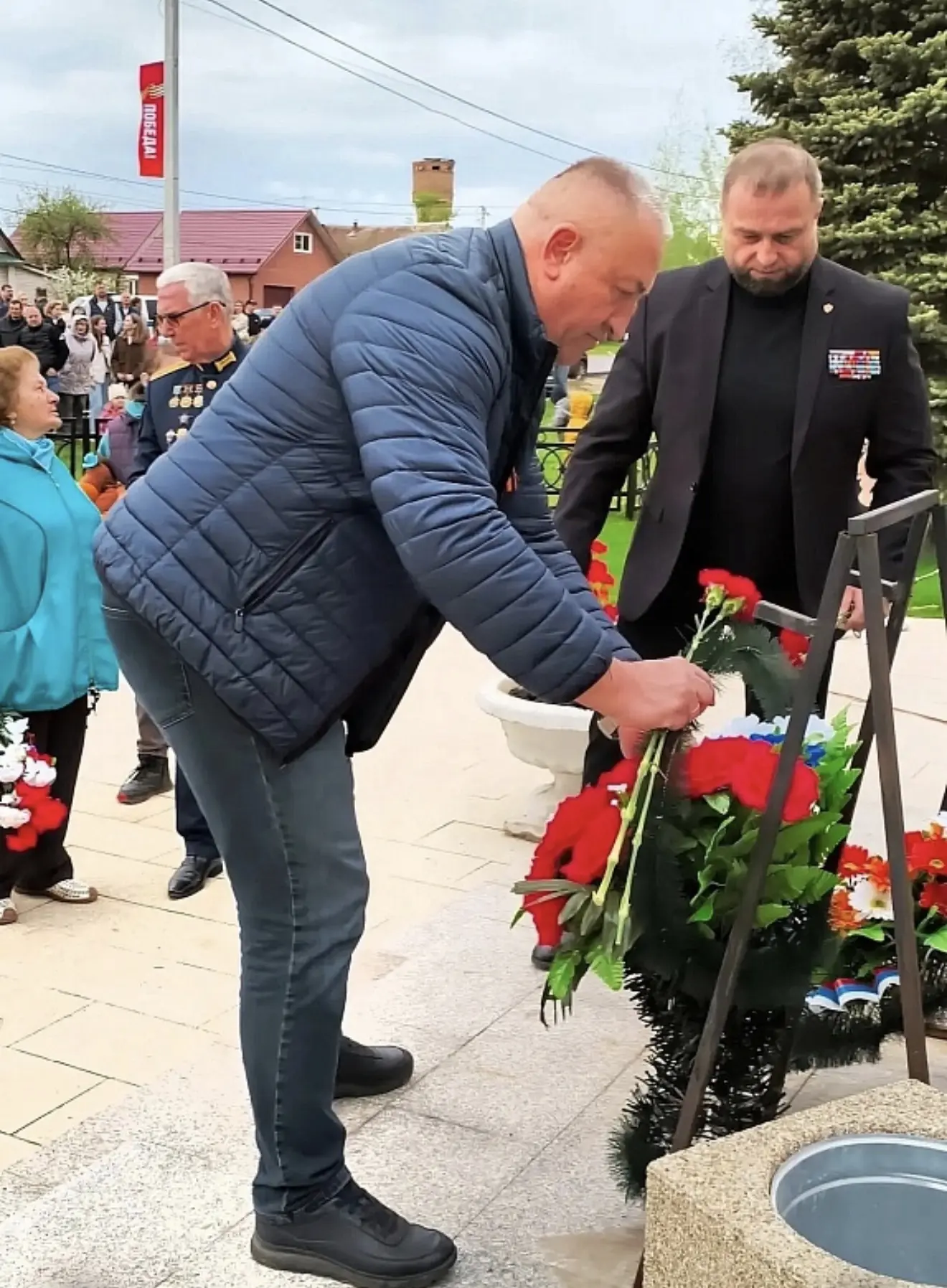 🌟 8 мая сотрудники Дома культуры «Красный горняк» МУ «ВКМЦК и Т «Истоки» провели в посёлке Фосфоритн