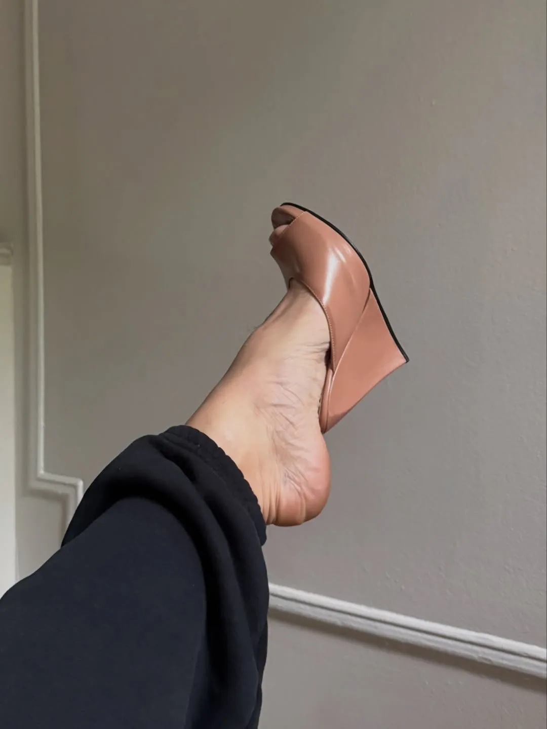 Как вам такая ‘обувь дня’? 

Maison Margiela SS2009 ‘Undersized sandals’.

Обувь специально спроекти