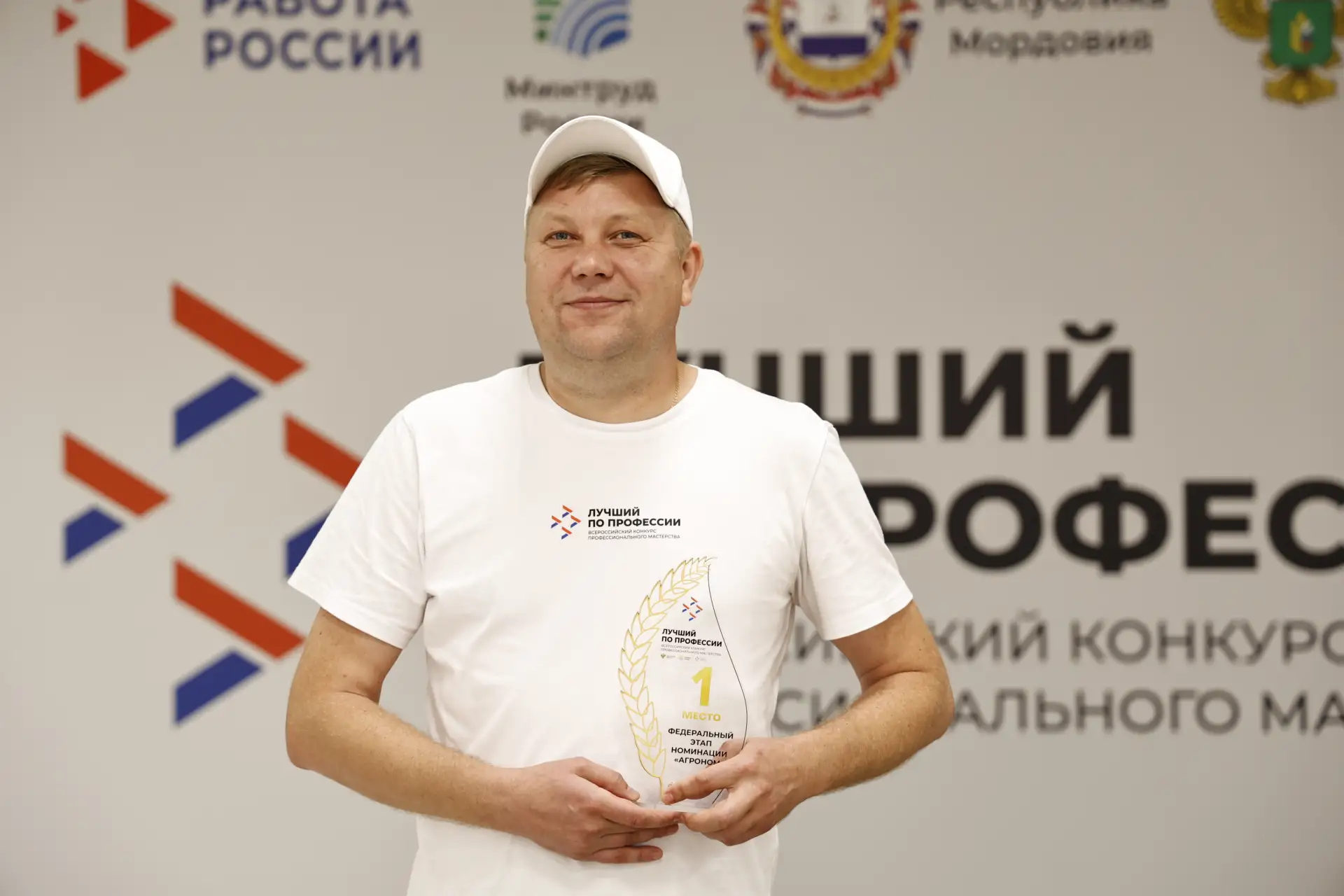 •Когда опыт встречается с наукой, случается это...
⚡Лучший агроном России — аспирант МГУ им. Н.П. Ог