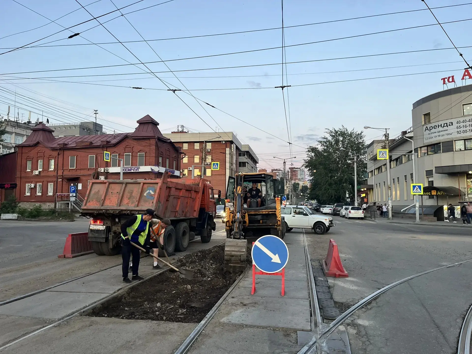 🚋 Работаем, пока трамваи стоят в депо.
На Партизанской и Софьи Перовской продолжают замену бетонных
