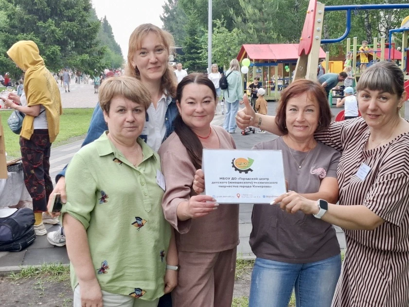 Празднуем День России и День города 🇷🇺

12 июня коллектив Городского центра детского (юношеского) 