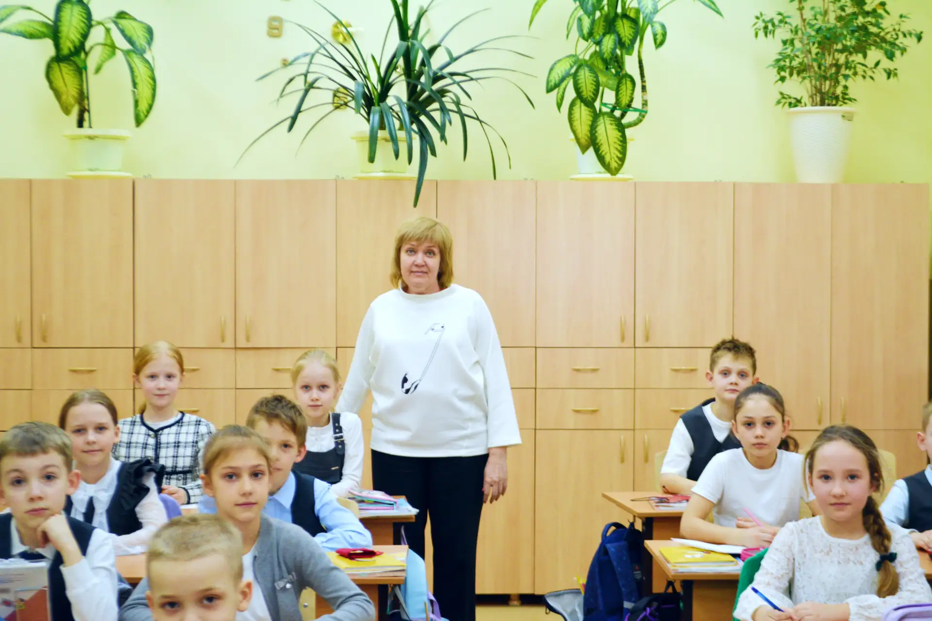 🎉 Сегодня празднует день рождения классный руководитель, заместитель директора — Светлана Евгеньевна